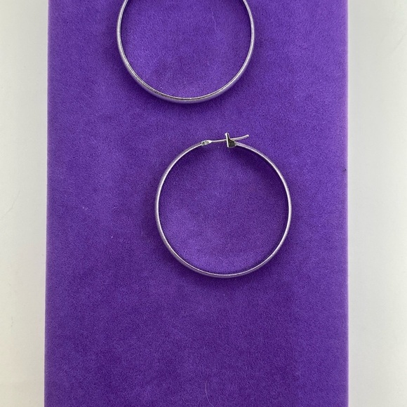 💛 Vintage Monet Silver Hoop Earrings - Picture 4 of 6
